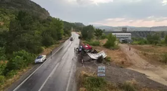 Bursa'da Tır Şarampole Devrildi, Sürücü Yaralandı