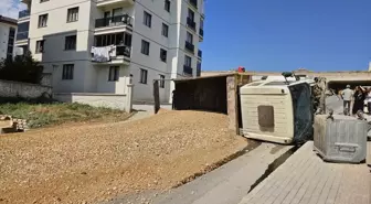 Bursa'da Freni Boşalan Kamyon Devrildi, Sürücü Yaralandı