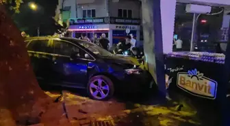 İnegöl'de Otomobil Dükkan Duvarına Çarptı, İki Yaralı