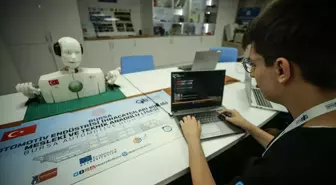 Bursa'da liseliler 'işaret dili bilen insansı robot' geliştirdi