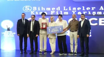 Bursa'da liselilere yönelik 'aile' temasıyla düzenlenen kısa film yarışmasının ödül töreni yapıldı
