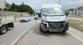 İnegöl'de Minibüs ile Otomobil Çarpıştı: 1 Yaralı