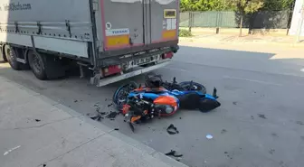 İnegöl'de Motosiklet Tıra Çarptı: Sürücü Yaralandı