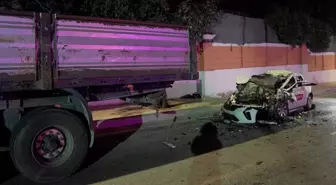 Büyükçekmece'de Otomobil Tıra Çarptı: 1 Ölü, 4 Yaralı