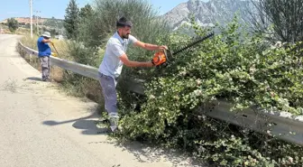 Kumluca'da Yol Güvenliği İçin Temizlik Çalışması Yapıldı