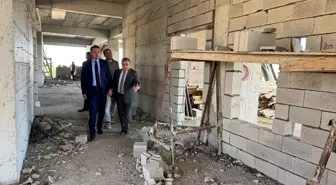 Çaldıran Kaymakamı Süleyman Bakan, Anıttepe Ortaokulu İnşaatını İnceledi