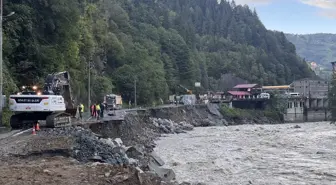 Rize'de Sağanak Sonrası Yol Çöktü, Ulaşım Kontrollü Sağlanıyor