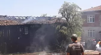 Çanakkale'de Ev Bahçesindeki Depoda Yangın