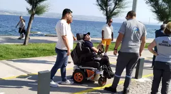 Çanakkale'de akülü engelli aracıyla gezen kişi başıboş köpeklerden korkup direğe çarptı