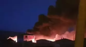 Çanakkale'de Hurdalıkta Çıkan Yangın 2 Eve Sıçradı