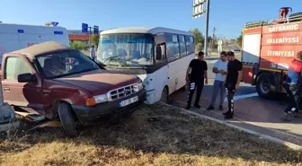 Çanakkale'de İşçi Servisiyle Kamyonet Çarpıştı: 5 Yaralı