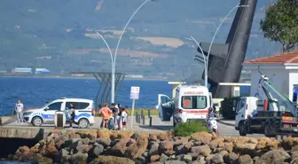 Gelibolu'da İskelenin Kenarında Düşen Genç Boğulma Tehlikesi Geçirdi