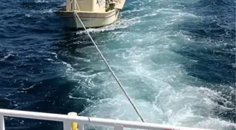 Çanakkale'de Makine Arızası Yapan Tekne Kurtarıldı