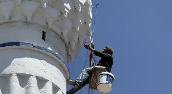 Çanakkale'nin 'Örümcek Adamı' Minareleri Tamir Ediyor