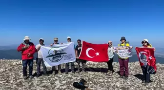 Çankırı'da dağcılar 30 Ağustos Zafer Bayramı'nı Ilgaz Dağı'nın zirvesinde kutladı