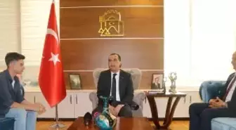 Çankırı'da rüzgarda ters dönen Türk bayraklarını düzelten çocuk, Valilik makamında ağırlandı