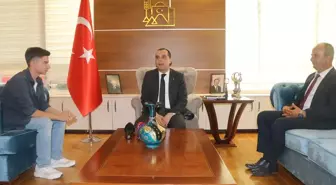 Çankırı'da rüzgarda ters dönen Türk bayraklarını düzelten çocuk, Valilik makamında ağırlandı