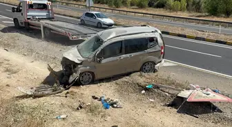 Çerkeş'te Hafif Ticari Araç Şarampole Devrildi: 4 Yaralı