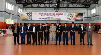 Çatak'ta Hayat Boyu Öğrenme Haftası Kapsamında Sergi Düzenlendi