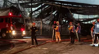 Çekmeköy'de Sünger Fabrikasında Yangın Çıktı