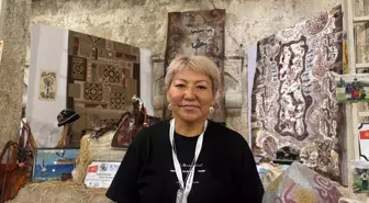 Kırgız Sanatçı Bolotbekovna, Aytmatov'un Eserlerinden İlhamla Keçe Tablolar Yapıyor