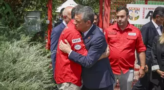 CHP Genel Başkanı Özel, AKUT'a taziye ziyaretinde bulundu
