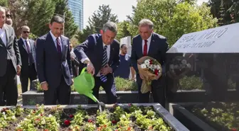 Özgür Özel, CHP'nin Kuruluş Yıldönümünde Mezarlık Ziyareti Gerçekleştirdi
