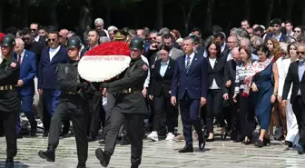 CHP Genel Başkanı Özel, Lozan Barış Antlaşması'nın 102. yılı dolayısıyla Anıtkabir'i ziyaret etti