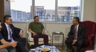 CHP Genel Başkanı Özgür Özel, Yaralanan Murat Emir'i Hastanede Ziyaret Etti
