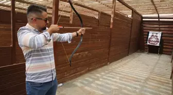 Çocuklar ve gençler ok atıp ata binerek atalarının kültürünü öğreniyor