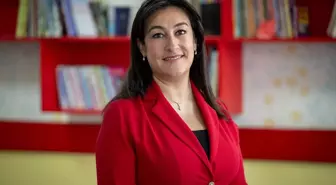 Çocukların 'şair anne'si dezavantajlı bölgelerdeki öğrencilere masal okuyor