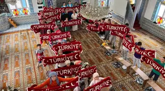 ÇOMÜ'den Gençlere Türk Bayrağı Hediyesi