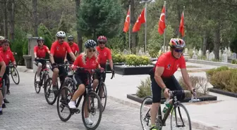 Çorum'da bisikletseverler Şehitler Yolu Vefa Turu'nda Aybüke öğretmeni kabri başında andı