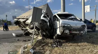 Çorum'da Kamyonet ile Minibüs Çarpıştı: 5 Yaralı
