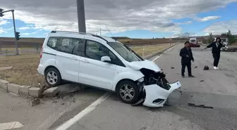 Çorum'da Otomobil ile Hafif Ticari Araç Çarpıştı: 3 Yaralı