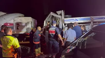 Çorum'da Tır ve Kamyon Çarpıştı: 1 Ağır Yaralı