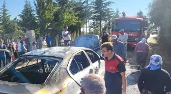 Çorum'da Park Halindeki Otomobil Yangında Küle Döndü