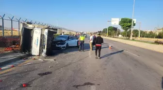 Çubuk'ta Otomobil ve Kamyonet Çarpıştı: 2 Yaralı