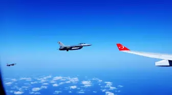 Cumhurbaşkanı Erdoğan'ın içinde bulunduğu 'TUR' uçağına KKTC'ye varışında F-16'lar eşlik etti