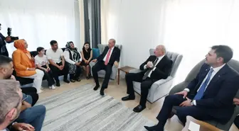 Cumhurbaşkanı Erdoğan, Kahramanmaraş'ta depremzede bir aileyi ziyaret etti