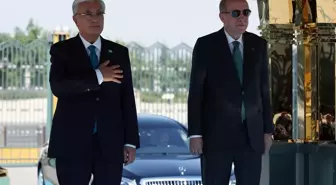 Tokayev, Erdoğan'la Resmi Törende Bir Araya Geldi
