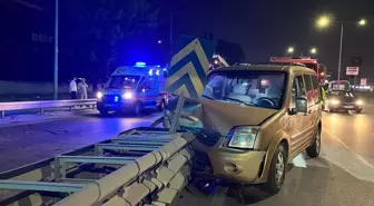 İzmit'te Hafif Ticari Araç Bariyere Çarptı, Trafik Aksadı