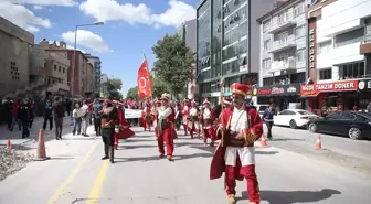 Kadın Davulcu Ayşe Ezer, Mehter Takımında Fark Yaratarak Geleneksel Mirası Yaşatıyor