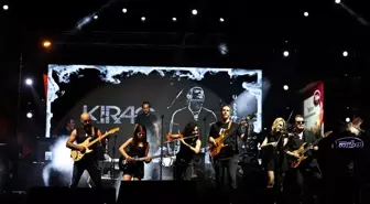 Denizli'de şarkıcı Kıraç sahne aldı