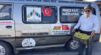 75 Yaşındaki Elmacı Dede, Askerlere Üzüm İkram Etti