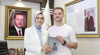 Devlet korumasında yetişen genç, hayat hikayesini yazdığı kitabını Bakan Göktaş'a hediye etti