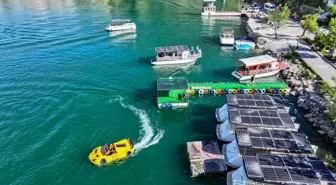 Dicle Baraj Gölü'nün tadını 'Lamborghini' görünümlü sürat teknesiyle çıkarıyorlar
