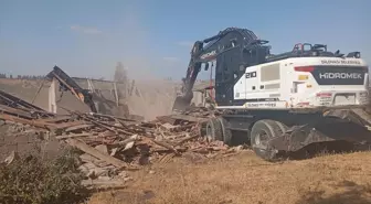 Dilovası'nda Metruk Binaların Yıkımı Devam Ediyor