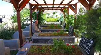 Diyarbakır'da Depremde Kaybedilenler İçin Mezarlık Ziyareti