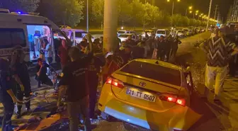 Diyarbakır'da Taksi Devrildi: Sürücü ve Yolcu Yaralandı